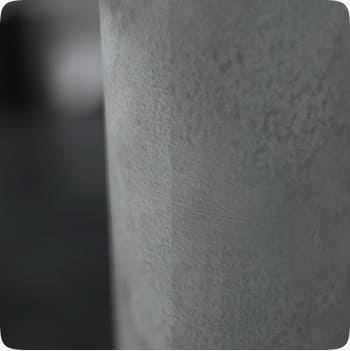 表面はenoosa の独自性を強調する肌触りの良い天然石の様相