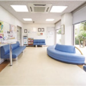 明るい待合室の小川医院